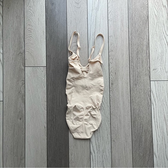 SKIMS Bodysuit Set in Cream - Picture 3 of 10